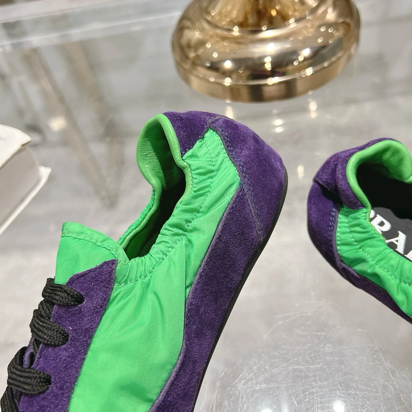 👟👟Ex-factory price 520👟👟Men's size +10 Couple style🎆Prada's new moral training shoes. The upper is suede with texture, and the inner sheepskin is wrapped. It is soft and waxy🎆The insole is thickened with lambskin. It is extremely comfortable to step on, has a sense of support, and feels well wrapped. The shoe shape is full of wrapping, light and easy to wear. A practical casual shoe that makes your legs appear taller! White is clean and refreshing, needed all year round, and can be easily worn with skirts and pants. Upper: imported suede/original molded fabric. Lining: sheepskin. Outsole: rubber outsole! Code number: 35-41 Color: burgundy blue brown green dark green yellow black red gray 9 colors available